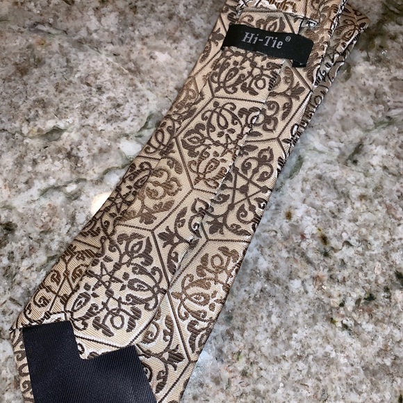 Hi - Tie 100% Silk Tan & Brown Men’s Tie - Picture 3 of 3